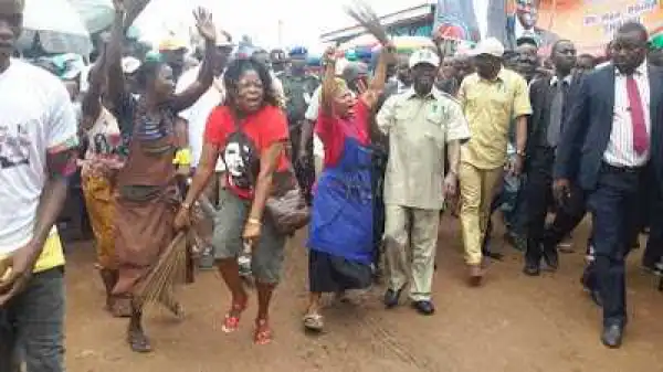 Photos: See What This Excited Woman Did To Gov Oshiomhole